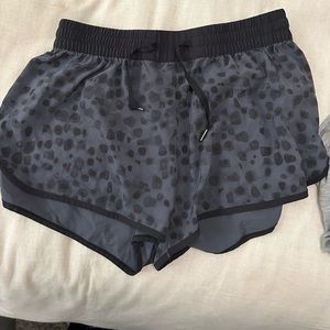 stori Women’s Size 8 Black Spotted (Hazy Spot Slate Onyx) Onset 2 3/4" Short